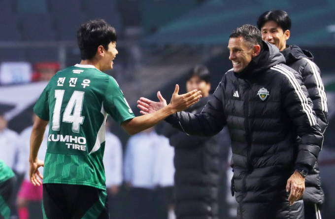 전북 현대모터스와 대구FC의 경기에서 멀티골을 터트린 전진우가 9라운드 MVP에 선정됐다. 사진은 2025시즌 전북 현대모터스에서 활약 중인 전진우(왼쪽)와 거스 포옛 전북 감독이 기쁨을 나누는 모습. /사진=뉴스1