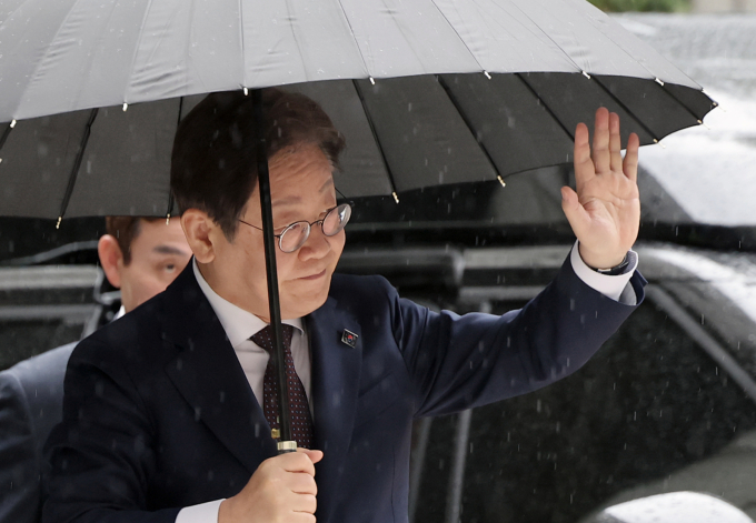 대법원이 이재명 더불어민주당 대선 경선 후보의 공직선거법 위반 사건을 전원합의체에 회부하고 같은 날 오후 곧바로 첫 심리에 착수했다.  사진은 대권 도전에 나선 이재명 더불어민주당 대선 경선 후보가 22일 오전 서울 서초구 서울중앙지방법원에서 열린 '대장동 배임 및 성남FC 뇌물' 1심 속행 공판에 출석하며 지지자들에게 손인사를 하는 모습. /사진=뉴스1