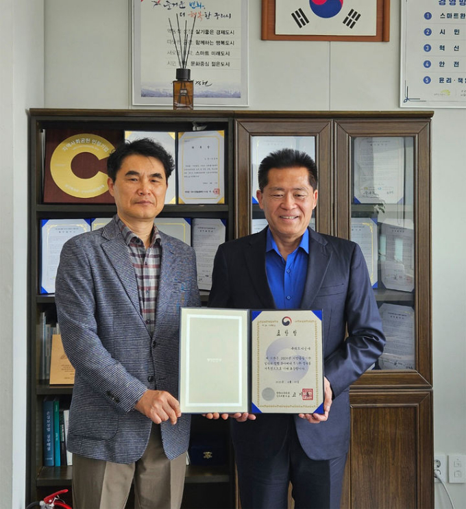 경기 구리도시공사가 2024 일자리정책 청년고용 우수기관으로 선정돼 행안부장관 표창을 받았다. 사진은 유동혁(오른쪽) 사장과 김영도 본부장. /사진제공=구리도시공사