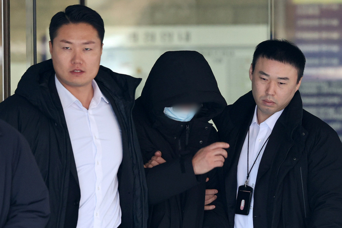 '롤스로이스 사건' 운전자에게 불법으로 마약류를 처방하고 마취 상태 여성 환자들을 성폭행한 혐의로 재판에 넘겨진 의사가 징역 16년을 선고받았다. 사진은 염모씨가 2023년 12월 서울 서초구 서울중앙지법에서 열린 구속 전 피의자 심문을 마친 뒤 법원 밖으로 나가는 모습. /사진=뉴스1