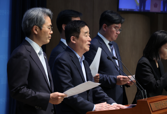 더불어민주당 김기표(왼쪽부터), 강득구, 박균택, 정준호(오른쪽) 의원이 22일 서울 여의도 국회 소통관에서 이재명 대선 후보에 대한 악의적 허위사실 유포 고발 기자회견을 하고 있다. / 사진=뉴시스 고승민 기자 
