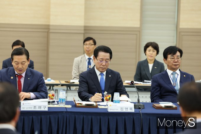 대한민국시장군수협의회에 참석한 조재구(대구 남구청장) 대표회장과 김영록 전남도지사, 김성 장흥군수/홍기철기자