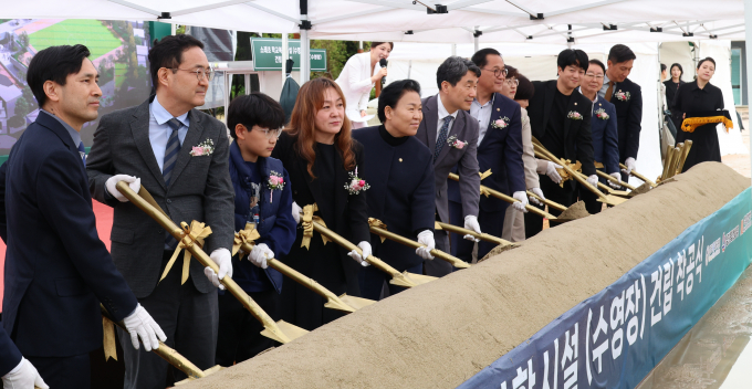 경기도교육청 김진수 제1부교육감(왼쪽 첫번째)을 비롯해 이주호 사회부총리 겸 교육부 장관(왼쪽서 6번째), 조혜옥 시흥시 평생교육원장, 경기도의회 안광률 위원장 등이 참석한 가운데 시흥 소래초등학교 학교복합시설 수영장 착공식 시삽을 하고 있다. /사진제공=경기도교육청