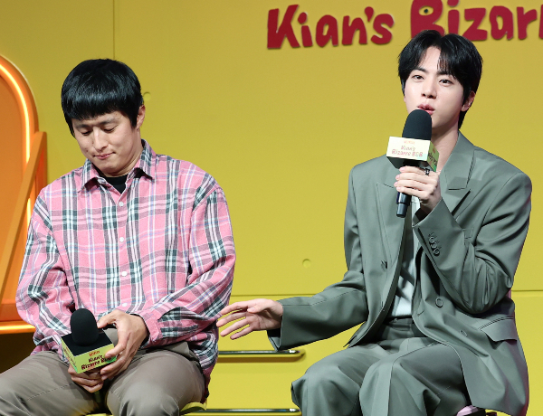 기안48가 방탄소년단 진에게 특별한 그림을 선물했다. 사진은 방탄소년단(BTS) 진(오른쪽)이 지난 15일 서울 종로구 JW메리어트 동대문 스퀘어 서울에서 열린 넷플릭스 새 예능 '대환장 기안장' 기자간담회에서 기안84와 호흡에 대해 이야기 하고 있는 모습. /사진=뉴스1
