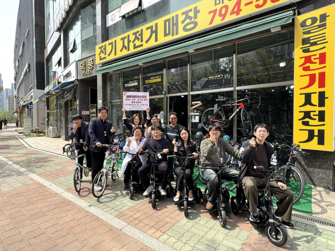  알톤자전거스포츠 관계자가 어버이날을 맞이해 지역사회 내 취약계층 어르신과 가족을 위한 전기세발자전거 5대와 사이클 2대를 조혜연 하남시미사강변종합사회복지관 관장(앞줄 왼쪽으로부터 3번째)에게 전달하고 있다. /사진제공=하남시