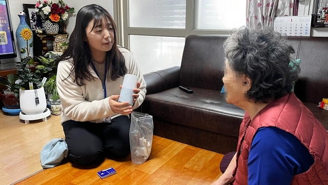 의정부노인종합복지관 관계자가 한 지역 어르신에게 ‘인공지능 똑똑콜 서비스’ 활용 방법에 대해 설명하고 있다. /사진제공=의정부시 