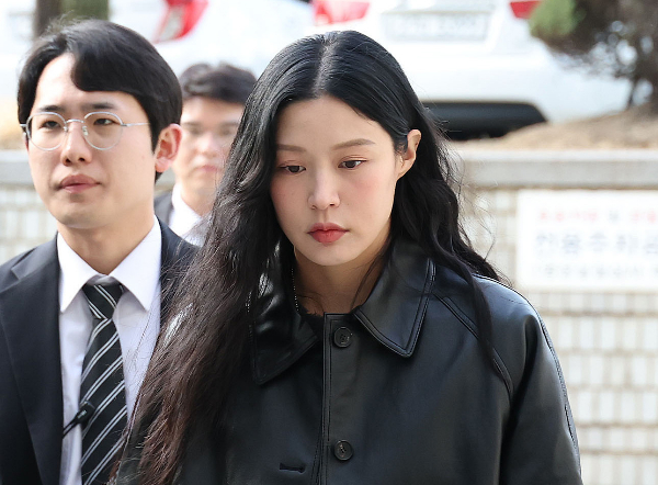 입시비리 혐의를 받는 조국 전 조국혁신당 대표의 딸 조민이 사진은 입시비리 혐의로 재판을 받고 있는 조민이 서울중앙지방법원에서 열린 항소심 1차 공판에 출석하는 모습. /사진=뉴시스
