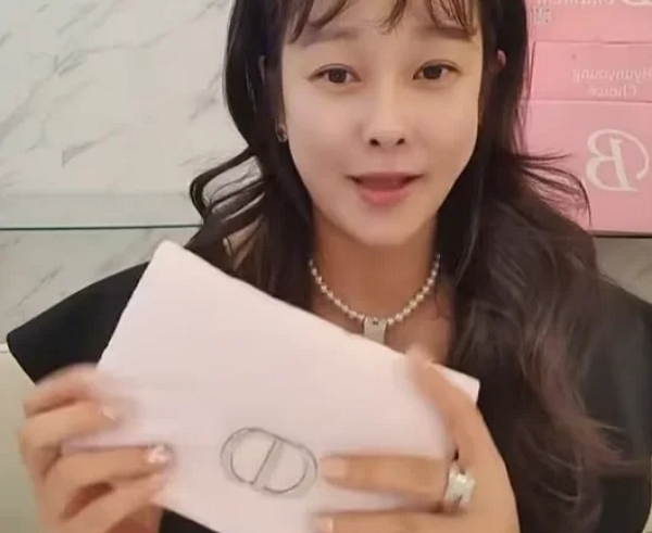 현영이 명품 브랜드에서 제공하는 사은품을 되팔이한다는 논란을 직접 부인했다. 사진은 현영이 자신의 인스타그램에서 디올 파우치를 홍보하는 모습. /사진=현영 인스타그램 캡처