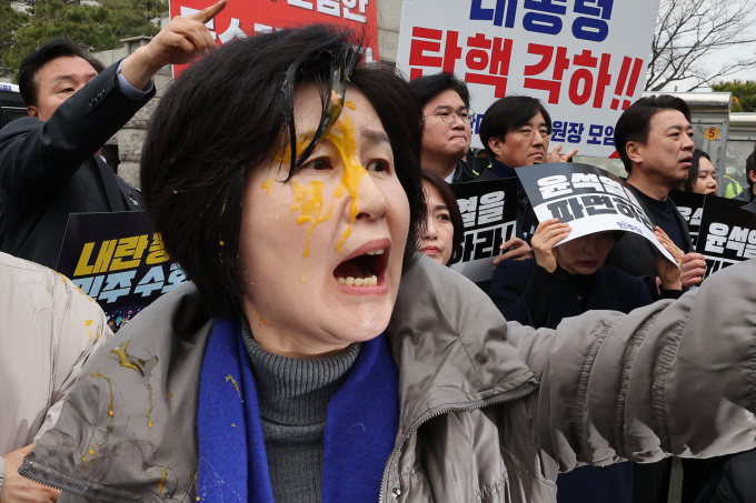 경찰이 백혜련 의원(더불어민주당·경기 수원을)을 향한 계란 투척 사건과 관련해 피의자 남성을 소환 조사했다. 사진은 지난달 20일 백 의원이 서울 종로구 헌법재판소 앞에서 진행된  윤석열 전 대통령 신속 파면 촉구 기자회견에서 계란을 얼굴에 맞은 후 윤 전 대통령 지지자들에게 항의하는 모습. /사진=뉴스1