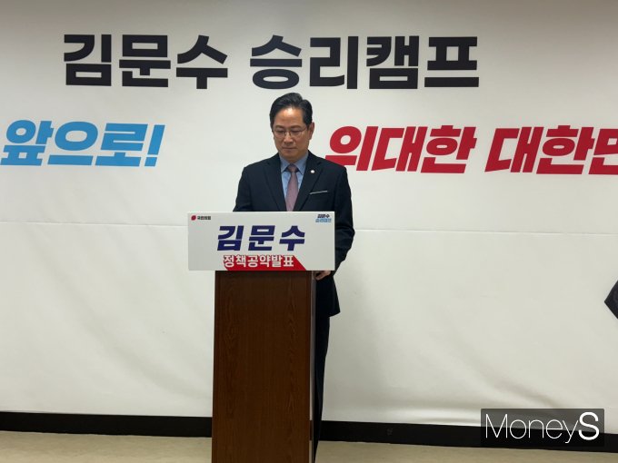 국민의힘 김문수 국민의힘 대통령 경선 후보는 '여성 전문군인 확대'와 '군 가산점제 부활 공약을 발표했다. 사진은 박수영  김문수 캠프 정책총괄본부장. /사진=김서연 기자 