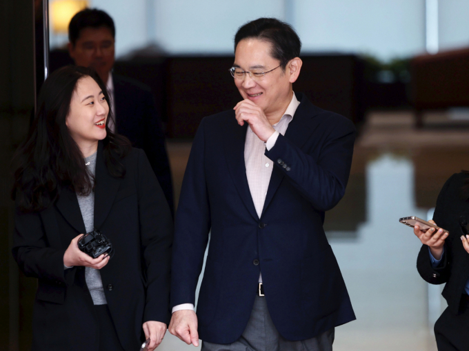 삼성전자가 장 초반 상승세다. 사진은 일본 출장을 마친 이재용 삼성전자 회장이 지난 9일 서울 강서구 김포비즈니스항공센터(SGBAC)로 귀국한 모습. /사진=뉴시스