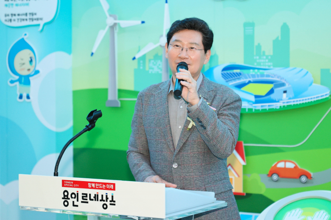 이상일 용인특례시장이 22일 처인구 남동 용인시기후변화체험교육센터 홍보관 리뉴얼 재개관식에서 인사말을 하고 있다. /사진제공=용인특례시