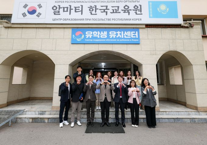 임태희 경기도교육감이 22일 카자흐스탄 알마티 한국교육원을 방문해 기념사진을 찍고 있다. /사진제공=경기도교육청 