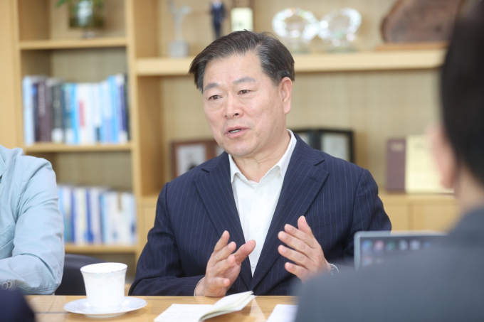 박승원 광명시장이 지난 17일 출입기자들과 만나 '신안산선 공사현장 붕괴 사고'와 관련한 입장을 밝히고 있다. /사진=김동우 기자