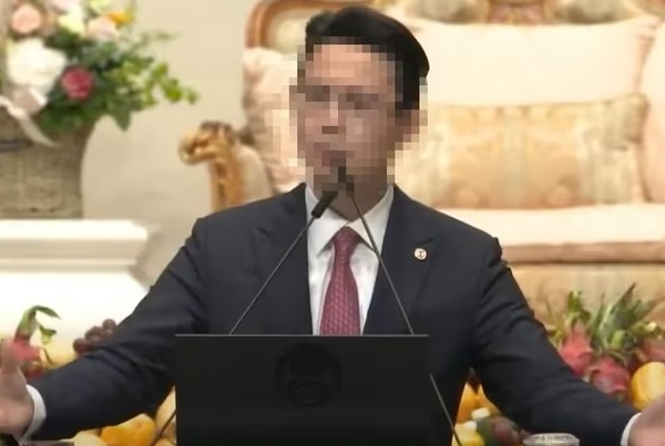 통일교 세계본부장으로 활동한 간부가 윤석열 전 대통령과 독대했다고 발언한 영상이 재조명되고 있다. 사진은 지난 2022년 5월 통일교 창립 기념 행사에 참석한 전 통일교 세계본부장 윤씨가 발언하는 모습. /사진=유튜브 영상 갈무리