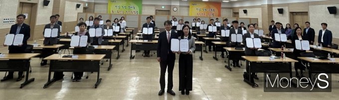 농협은행 전남본부 임직원들이 지난 22일 열린 '금융사고 예방 결의대회'에서 결의문을 낭독하고 있다/사진=농협전남본부 제공.
