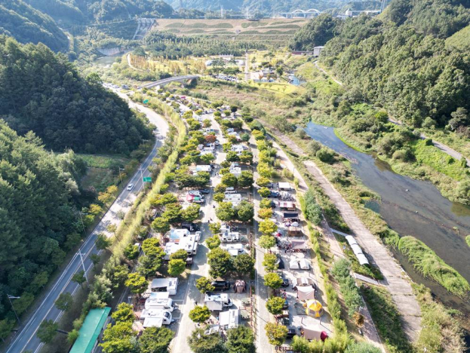 '2025 열린관광지 사업'에 선정된 김천시 부항면에 위치한 산내들 오토캠핑장 전경/사진제공=김천시