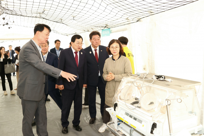 23일 경주시 황성공원에 설치된 이동형 병원 현장을 방문한 주낙영(우측 세 번째) 경주시장과 이동협(우측 두 번째) 시의회 의장이 훈련 시스템 전반을 점검하고 있다/사진제공=경주시
