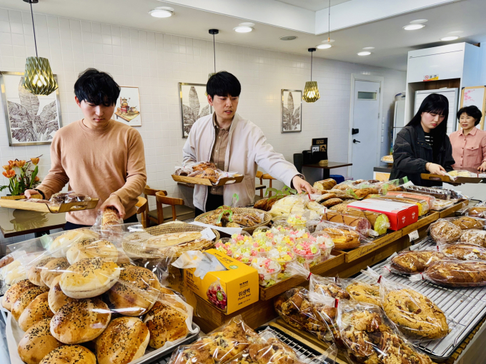 문경 삼일제과에서 손님들이 빵을 고르고 있다./사진제공=경북 문경시