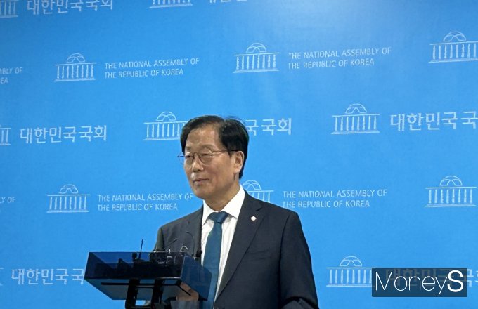 최근 잇따라 대선 공약을 내놓고 있는 이재명 더불어민주당 대선 경선 후보는 정책 행보에 한층 속도를 내며 실용성과 균형을 동시에 강조하는 행보를 보이고 있다. 사진은 윤후덕 의원(더불어민주당·경기 파주시갑)이 기자들과 만나 질의응답에 참여하는 모습. /사진=김성아 기자