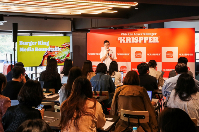 4월 23일 버거킹 약수역점에서 열린 기자간담회에서 이성하 CMO가  브랜드 전략과 함께 신메뉴 '크리스퍼'와 '킹퓨전'의 기획 배경을 설명하고 있다. /사진=버거킹