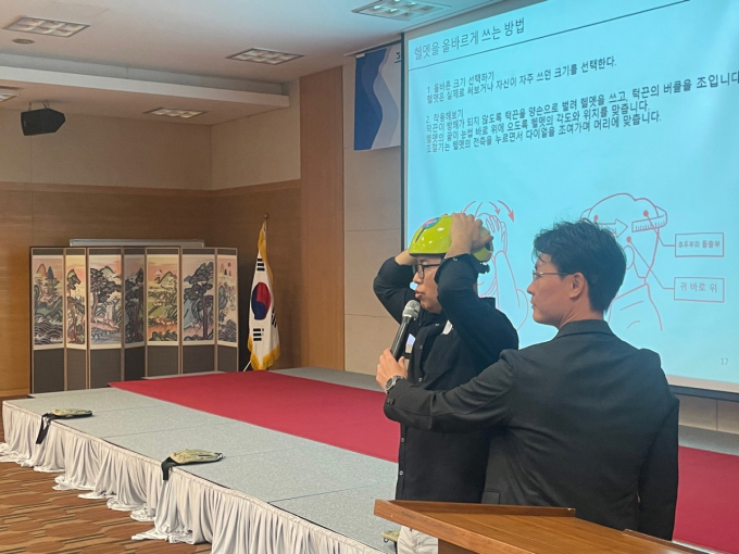 교육생들이 23일 제주에서 자전거 헬멧 쓰기 교육을 받고 있다. /사진=한국자전거정책연합