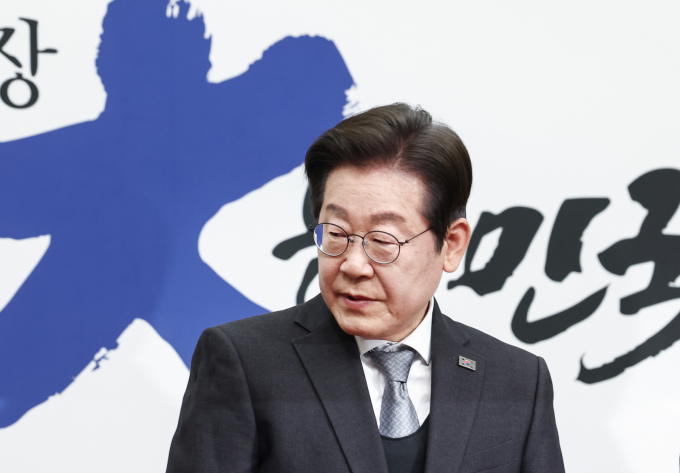 더불어민주당 대선 경선에 출마한 이재명 후보가 최근 보수 진영을 대표하는 논객들과 만찬 회동을 가진 사실이 알려졌는데 이는 조기 대선을 앞두고 중도·보수 인사들과의 접촉면을 넓히며 외연 확장에 나선 것으로 풀이된다. 사진은 이재명 더불어민주당 대표가 지난해 4월 서울 여의도 국회에서 헌법재판소의 윤석열 대통령 파면 결정에 대한 입장을 밝힌 뒤 일어서고 있는 모습. /사진=뉴스1