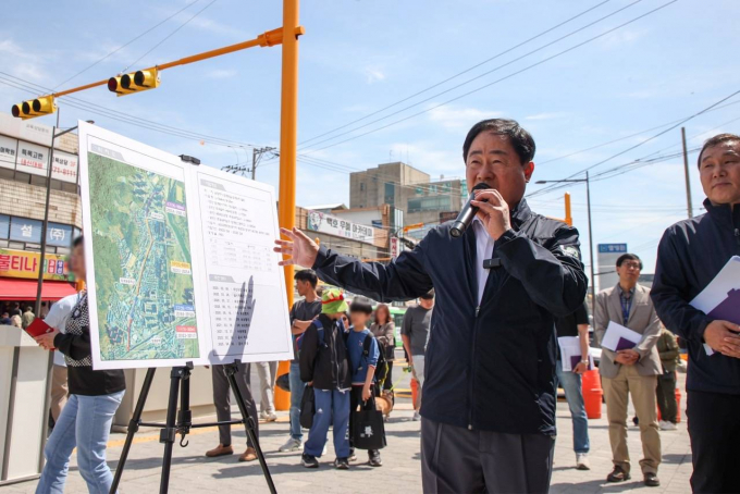 주광덕 남양주시장이 23일 주민들과 함께 퇴계원중학교에서 주공아파트를 잇는 도로 확장공사 현장을 점검하고 있다. /사진제공=남양주시
