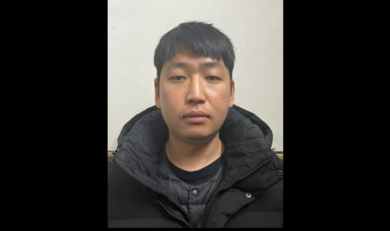 대규모 텔레그램 성착취방인 '목사방' 사건을 수사한 검찰이 총책 김녹완과 그 조직원들의 여죄를 밝혀 총 12명을 추가 기소했다. 사진은 서울경찰청이 공개한 텔레그램 성착취방 '목사방' 총책 김녹완(33). /사진=뉴시스