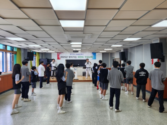 동두천시가 2025년 교육발전특구 사업의 일환으로 ‘학교로 찾아가는 태권도 인성교육’을 운영하고 있다. /사진제공=동두천시