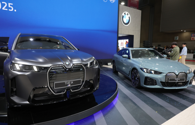 BMW가 23일(현지시각) 자사 차량에 중국 AI(인공지능) 기업 딥시크의 기능을 탑재한다고 밝혔다. 사진은 2025서울모빌리티쇼 BMW그룹코리아 부스에 전시된 순수 전기차 THE iX와 THE i4의 모습. /사진=뉴시스