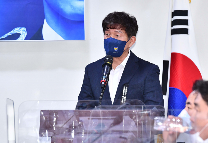 특정 정당의 선거인단 가입 신청 링크를 단체 대화방에 공유한 민관기 전 전국경찰직장협의회 위원장에게 벌금형이 선고됐다. 사진은 민 전 위원장이 2022년 서울 여의도 국회 의원회관에서 열린 ‘경찰의 중립성·독립성 확보와 민주적 통제방안 마련을 위한 정책 토론회’에서 환영사를 하고 있는 모습. /사진=뉴시스