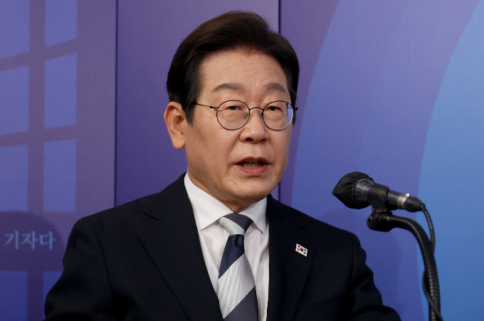 대법원이 24일 이재명 더불어민주당 전 대표 공직선거법 위반 사건 두 번째 심리를 진행하는 가운데 선고 시점에 이목이 쏠린다. 사진은 전날 서울 여의도 오마이TV 스튜디오에서 열린 오마이TV 초청 토론회에서 발언하는 이 후보. /사진=뉴시스
