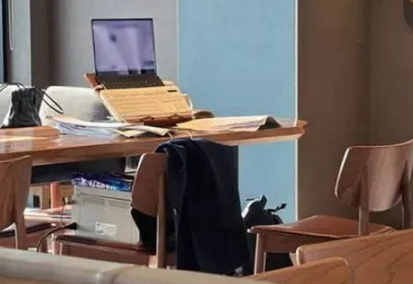서울 소재 한 스타벅스 매장에서 이른바 '카공족'을 겨냥한 안내문을 내걸었다. 사진은 경북 안동시 소재 스타벅스 매장에 한 손님이 프린터기까지 들고온 모습. /사진=온라인커뮤니티 캡처