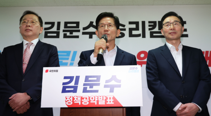 김문수 제21대 대통령 선거 국민의힘 경선 후보가 24일 오전 서울 여의도 선거사무실에서 열린 공직자 부패 방지 공약 발표 기자회견에서 발언하고 있다. /사진=뉴시스 