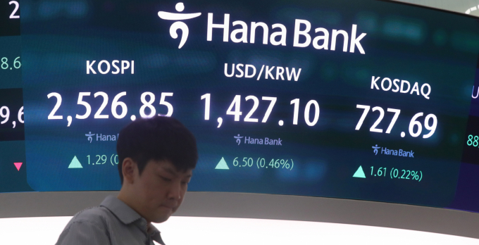 코스피가 전 거래일(2525.56)보다 0.22포인트(0.01%) 하락한 2525.34에 개장한 24일 오전 서울 중구 하나은행 딜링룸 전광판에 지수가 표시되고 있다.  /사진=뉴시스 
