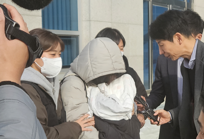  청주지법 형사22부(부장판사 한상원)는 24일 살인 혐의로 구속 기소된 A(36·여)씨에게 징역 4년, 같은 혐의로 불구속 기소된 남편(36)에게는 징역 3년에 집행유예 5년을 선고했다. 사진은 지난 11월 영장실질심사를 받고 나오는 A씨. /사진= 뉴시스