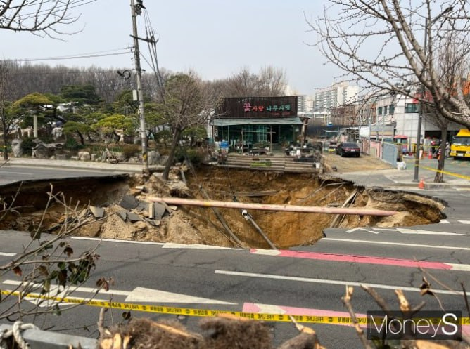 24일 한국가스기술공사는 도심 곳곳에서 싱크홀(땅꺼짐) 사고 예방을 위해 전국에 매설된 5206㎞ 천연가스 배관을 선제적으로 순회점검할 계획이다. 사진은 지난달 지난 24일 서울 강동구 명일동 일대에 땅꺼짐이 발생한 모습. /사진= 이다빈 기자