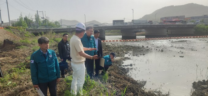 장금용 창원시장 권한대행(오른쪽에서 세번째) 등이 하천 현장을 방문 점검하고 있는 모습./사진=창원시