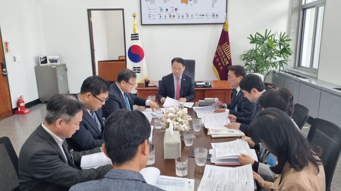 산청군 예산 관련 관계자들이 신성범 국회의원(사진 중앙)과 면담을 통해 산불대응 등 국비 지원을 요청했다./사진=산청군