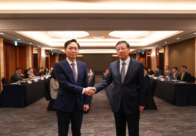 한국과 중국이 서해 한·중잠정조치수역(PMZ) 내 중국 구조물 대면 협의를 진행했지만 합의를 이루지 못했다. 사진은 강영신 외교부 동북·중앙아국장(왼쪽), 홍량 중국 외교부 변계해양사 국장의 모습. /사진=뉴스1(외교부 제공) 