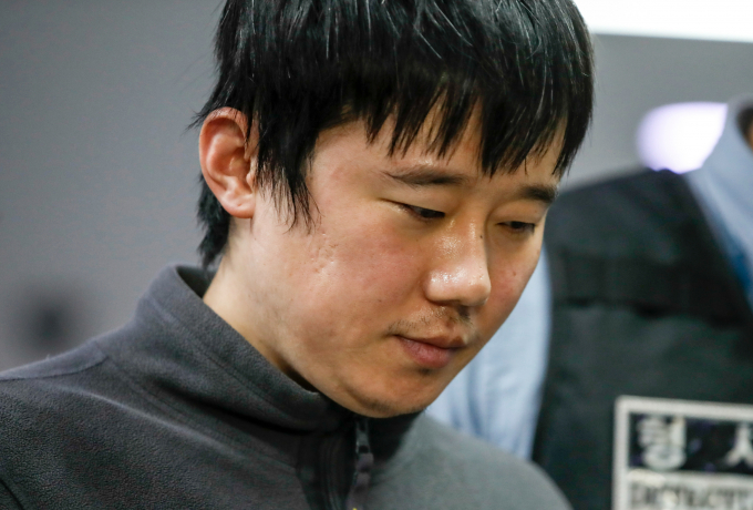 근로복지공단이 '신당역 스토킹 살인사건'의 가해자 전주환(34)을 상대로 1억9000만원을 지급하라는 소송을 제기했다. 사진은 '신당역 살인사건' 피의자 전주환이 2022년 9월 21일 오전 서울 중구 남대문경철서에서 서울중앙지검으로 송치되고 있는 모습. /사진=뉴스1