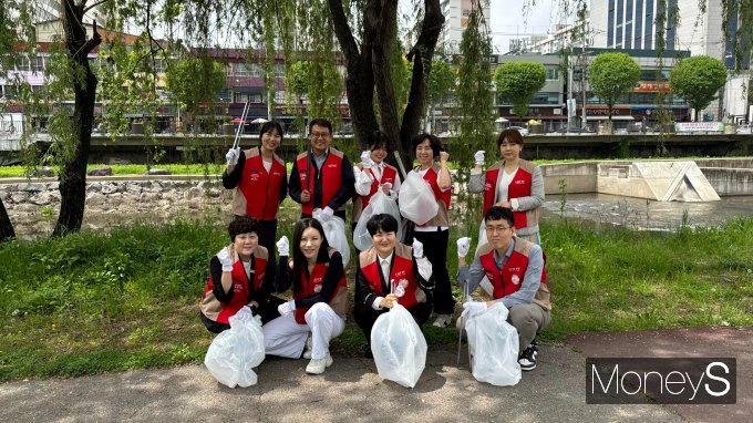 롯데백화점 광주점 봉사단원들이 광주천 환경 정화 활동에 앞서 기념촬영을 하고 있다/사진=롯데백화점 홍보 3팀 제공. 