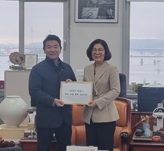김보라 안성시장(오른쪽)이 22일 박정 국회 예산결산특별위원장을 만나 2026년도 지역 현안사업에 대한 국비 지원을 요청했다. /사진제공=안성시 