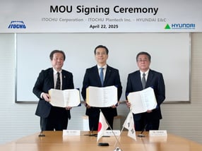 현대건설이 한·일 수교 60주년을 맞아 일본 기업과의 건설 협력을 강화하고 신사업 중심 파트너십을 확대한다. 사진은 지난 22일 일본 도쿄에 위치한 이토추상사 본사에서 이한우 현대건설 대표(가운데)와 츠바이 히로유키 이토추상사 부사장(오른쪽), 아사다 야스히코 이토추 플랜테크 사장(왼쪽)이 업무협약을 체결한 후 기념사진을 촬영하는 모습. /사진=현대건