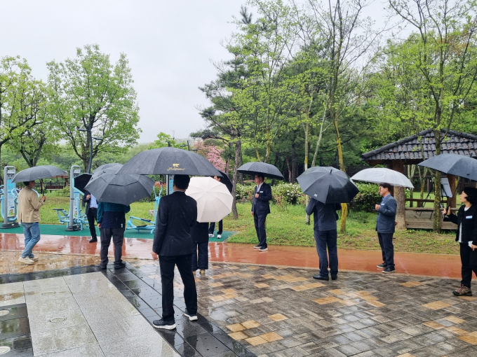 함양군은 주민 의견을 반영해 어린이공원 현장을 방문해 주민 의견과 시설 등을 점검했다./사진=함양군