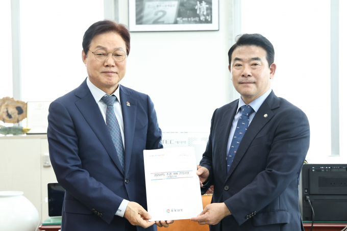 박완수 경남도지사(왼쪽)가 24일 박정 국회 예산결산특별위원장을 만나 경남도 현안을 전달하고 있다./사진=경남도