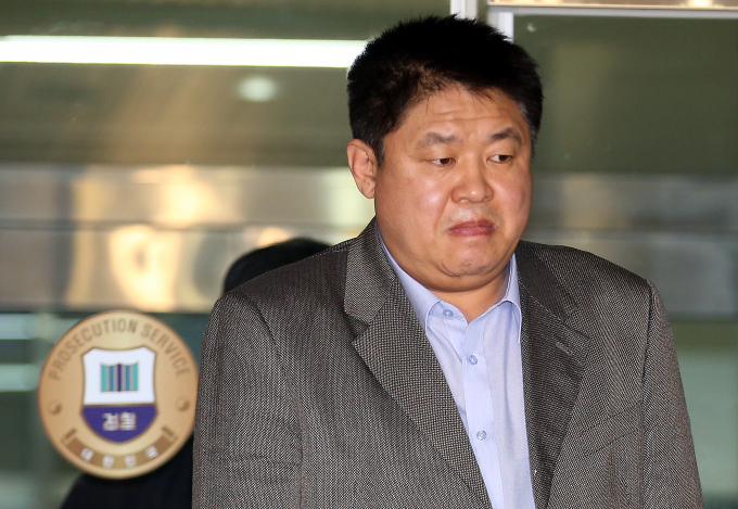 농구 교실 운영자금을 배임·횡령한 혐의로 기소된 강동희 전 감독이 실형을 선고받았다. 사진은 2013년 3월11일 승부조작 혐의로 검찰에 소환된 강동희 전 감독의 모습. /사진=뉴스1