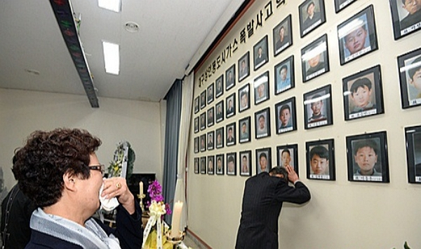 1995년 4월28일 대구 달서구 상인동 지하철 1호선 공사장에서 도시가스 폭발사고가 발생했다. 사진은 오열하는 상인동 가스폭발 참사 유가족들. /사진=뉴시스