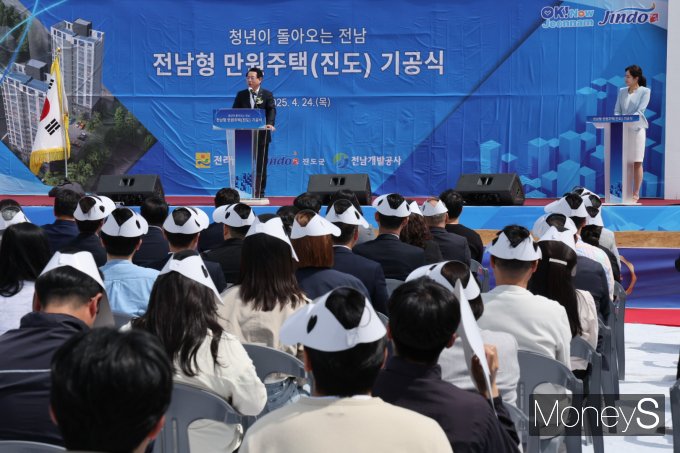 김영록 전남도지사가 24일 진도읍 남동리 전남형 만원주택 사업부지에서 '전남형 만원주택' 기공식 기념사를 하고 있다./홍기철기자